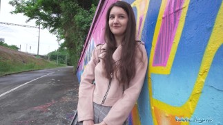 Public Agent - urocza studentka sztuki z naturalnymi cyckami studiuje kutasa na dworze