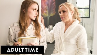 ADULT TIME - La bionda Cutie Anna Claire Nuvola gli orgasmi con l'aiuto di Laney Grey!