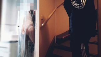 まっすぐなルームメイトは、熱い男がシャワーの下で自分自身をファックしている間、密かにジャークオフをキャッチしました