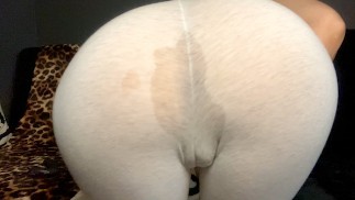 Mooi fitnessmodel squirt in yogabroek