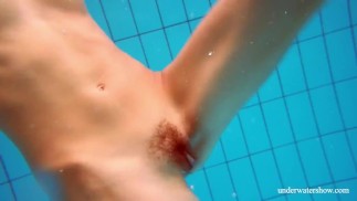 Schöne rothaarige Muschi unter Wasser