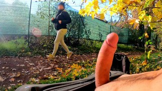 DICKFLASH im PARK: Eine nuttige Milf kann nicht widerstehen, mir einen harten Tittenfick zu geben