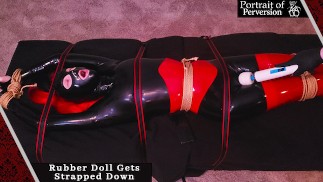 Sexy latex Rubber Doll wordt vastgebonden en gemaakt om meerdere orgasmes te hebben met Lovense Flexer & Hush