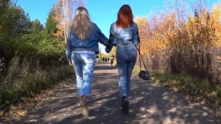 Deux filles s’amusent avec des vibrateurs télécommandés dans des lieux publics