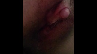 Głośne orgazmy FTM z różdżki Hitachi na dużej łechtaczce