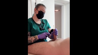 EXAMEN DE ENFERMERA CONDUCE AL ORGASMO
