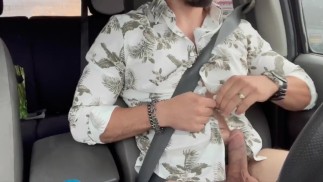 Frotter la bite en conduisant jusqu’à jouir.