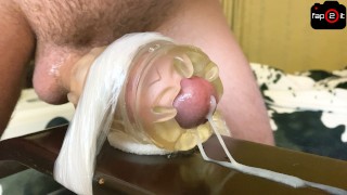 Orgasmo intenso del ragazzo mentre scopa Fleshlight con gemiti e chiacchiere sporche fino a una grande sborrata - 4K