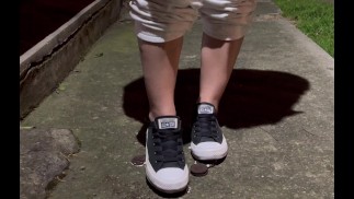 Oreo's verpletteren in het openbaar met zwarte converse chucks
