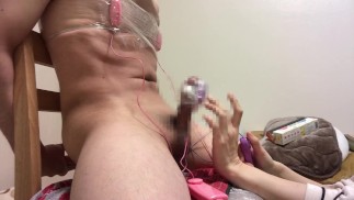 Vypěstujte bradavku s rotorem tím, že svážete masochistického muže! Penis také mučí žalud rotorem