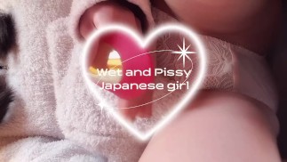 Japonský amatér mokrý a chcaný. čůrání v kalhotách.