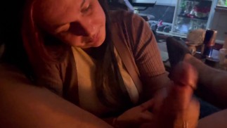 Vrouw geeft geweldige pijpbeurt en neemt sperma in haar mond