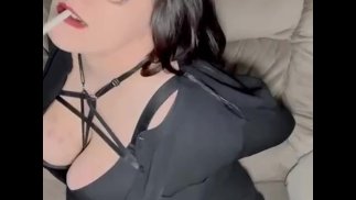 vestido para fumar. ¿contratarme? contenido de fumar diariamente. vibra con un poco tetas milf