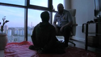Secuela POLICÍA RUSO DOMINA A UN CHICO MILITAR - MUY DURO CUERO ENGUANTADO BOFETADAS Y MEANDO