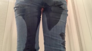Fille enfermée trempe des jeans