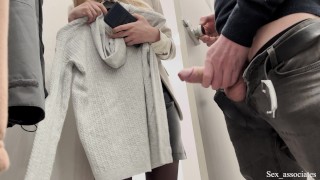 Il flash del cazzo pubblico davanti al commesso del negozio è finito con una sveltina nello spogliatoio.