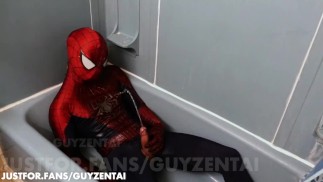 Spiderman chcaní po celém jeho obleku s tvrdým penisem, trhne, cums ve vyvýšené pavučině spidey kostým