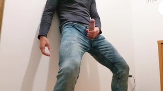 Veja como eu pulso minha bunda e masturbo meu pau na casa do meu amigo - Hotsportfitboy