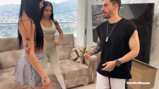 2人の熱いベネズエラの女の子がパーソナルトレーナーとセックスします