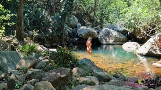 VOYEUR ÜBER EIN MÄDCHEN, DAS IN EINEM SONNIGEN BACH BADET