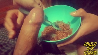 Manger le petit déjeuner cum (Sperme sur la nourriture) Emily Sex Queen