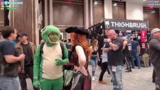 Amouranth se pone abajo y sucio en el stand de los premios AVN LoyalFans Amouranth LoyalFans