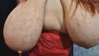 Pohupuji se svými 38K prsy 4K