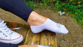 perfecte voeten uit sneakers - sokken - voetfetisj teaser