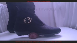 Cazzo duro e palle che calpestano shoejob con i miei stivali neri