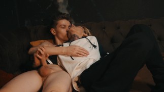 Les colocataires ont décidé de diversifier leur soirée avec du sexe anal chaud
