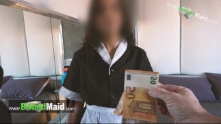 男はこのゴージャスな18歳のLatina(CREAMPIE)とセックスするために彼のメイドのお金を提供します