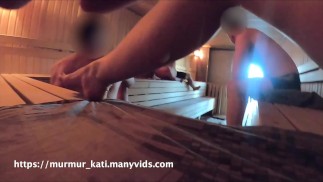 MEINE UNGEZOGENE FRAU NECKT FREMDE IN DER SAUNA – SIE KONNTEN IHREM HEISSEN KÖRPER T WIDERSTEHEN