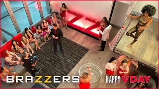 Brazzers - Bunny Colby, Keira Croft, Scarlit Scandal i Aubree Valentine urządzają dziką orgię po imprezie