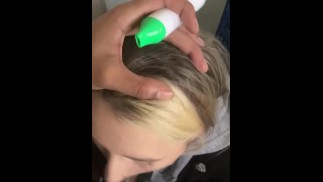 Nuss in ihrem Mund, die meinen Schwanz im Badezimmer lutscht