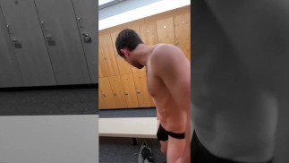 Post-entrenamiento desvistiéndose para la sala de vapor