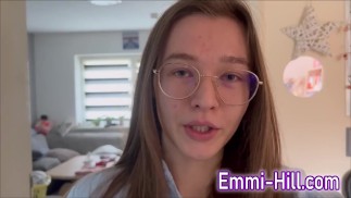 ÉJACULATION EN PLEIN AIR!!! Une jeune femme maigre de 18 ans baise son énorme chatte dehors jusqu’à éjaculer