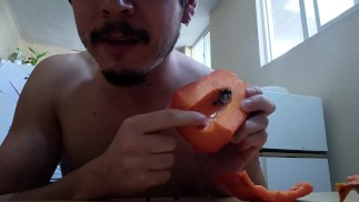 Hombre se coge una papaya, se corre sobre ella y se la come