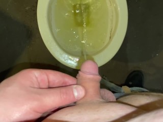 Kleiner Penis Pinkelt Während Einer Party Auf Einer College-Party [Amateur-POV]