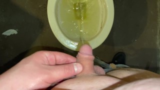 Kleiner Penis pinkelt während einer Party auf einer College-Party [Amateur-POV]