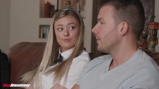 NEUE SENSATIONEN - Schulmädchen will lernen, wie man saugt und fickt (Amber Moore)