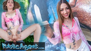 Public Agent-タイトなボディと入れ墨をしたヨーロッパのコロンビアのセックスワーカーは、屋外でのセックスに同意します