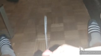 Mano ayudando con uñas largas en el sofá alivio de semen para una polla pequeña * El mayor corrida registrada *