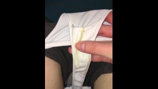 Dziewczyna pokazuje swoje brudne majtki. Brudne stringi i sikanie