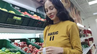 Ich lade eine Fremde, die ich auf dem Markt gesehen habe, zu mir nach Hause ein, sie nimmt die Einladung an, sagt mir aber, dass