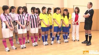 Equipe feminina japonesa ouve e toma uma lição de seu treinador