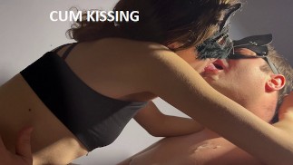 CUM KISSING Verrassing voor mijn man na een geweldige pijpbeurt toen hij klaarkwam in mijn mond