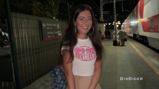Ha raccolto una bellezza alla stazione ferroviaria e l'ha scopata sul treno, con un finale inaspetta