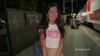 駅で美しさを拾い、予期せぬ結末で、電車の中で彼女を犯した