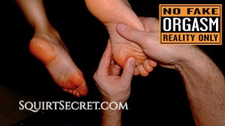 Petite brunette veut le massage des pieds et obtient enfin plusieurs orgasmes gicler. Real Full Hot POV Massag