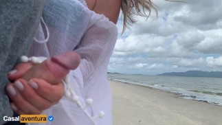 Branlette publique sur la plage - gens autour